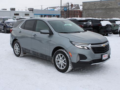 Used 2023 Chevrolet Equinox LT image 3
