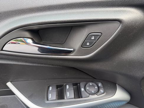 Used 2025 Chevrolet Trax RS w/ Driver Confidence Package FWD image 15