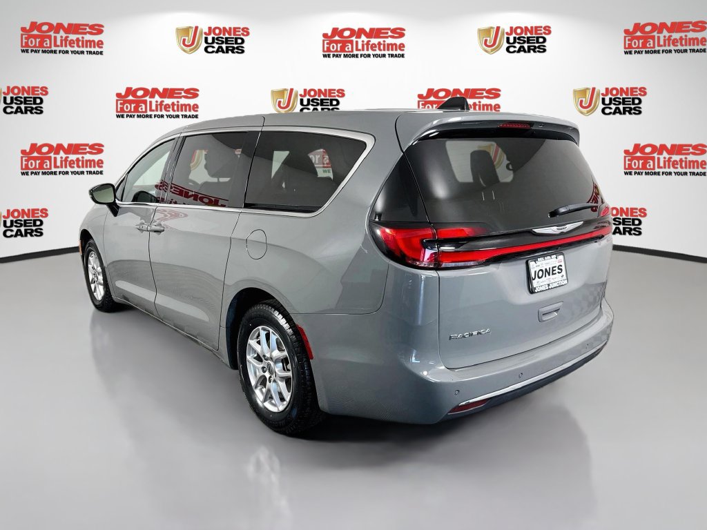 Used 2025 Chrysler Pacifica Select FWD image 2