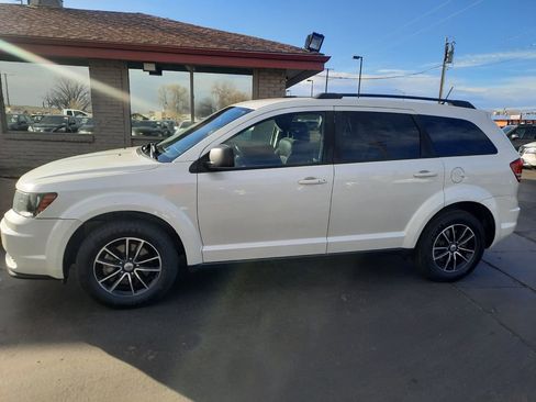 Used 2018 Dodge Journey SE w/ Connectivity Group image 2