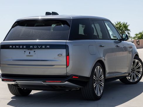 Used 2023 Land Rover Range Rover SE AWD/4WD image 3