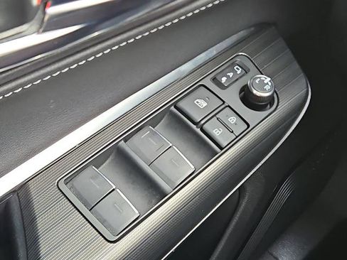 Used 2022 Toyota Venza LE image 21