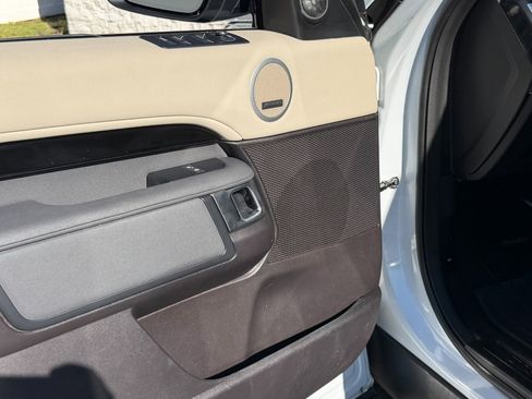 Used 2019 Land Rover Discovery SE image 25