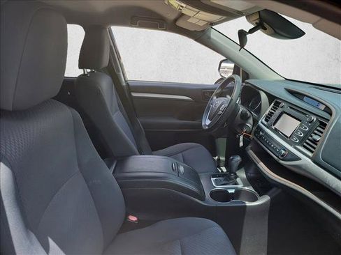 Used 2019 Toyota Highlander LE FWD image 15