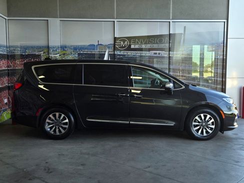 Used 2023 Chrysler Pacifica Limited FWD image 4