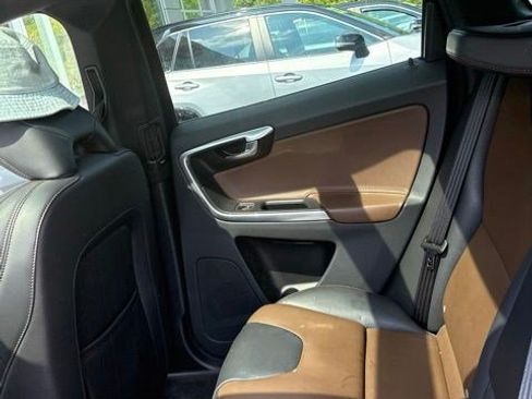 Used 2015 Volvo XC60 T5 w/ Proximity Package AWD/4WD image 10