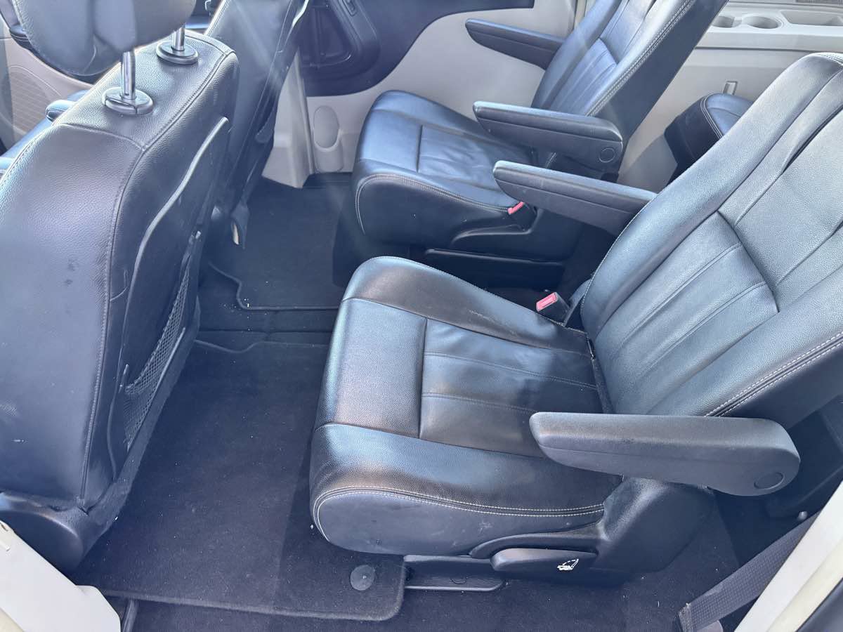 Used 2016 Chrysler Town & Country Touring FWD image 33