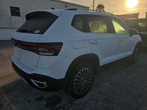 Used 2025 Volkswagen Taos SE FWD image 2