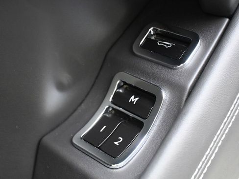 Used 2022 Bentley Bentayga AWD/4WD image 27