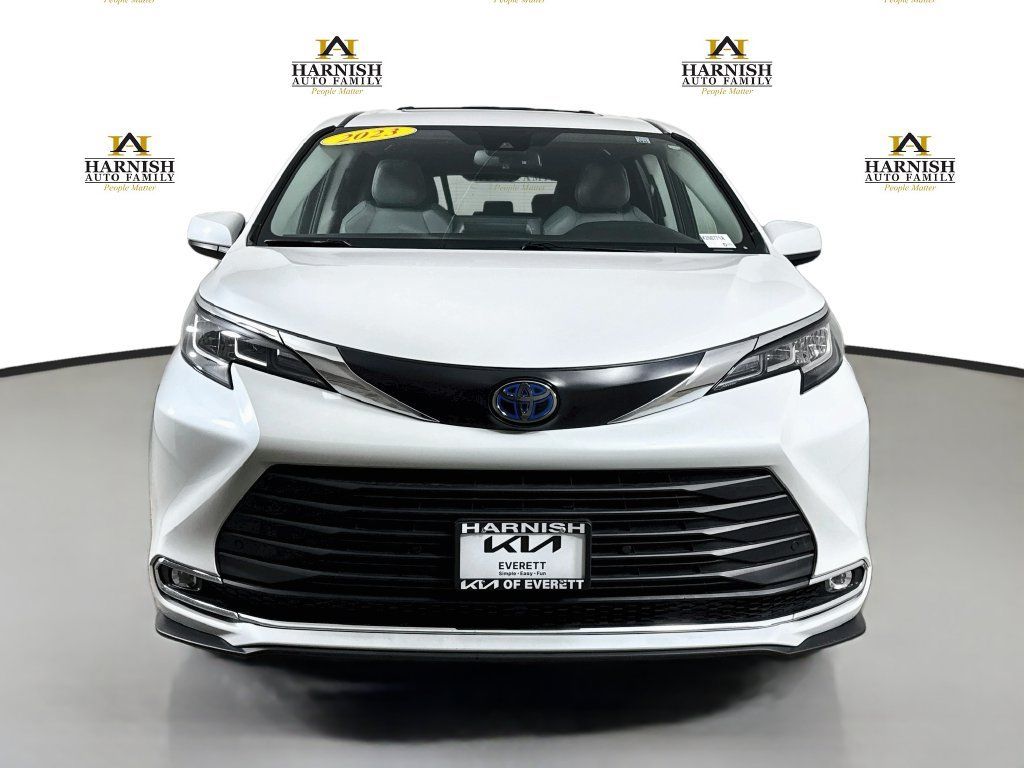 Used 2023 Toyota Sienna XLE AWD/4WD image 2