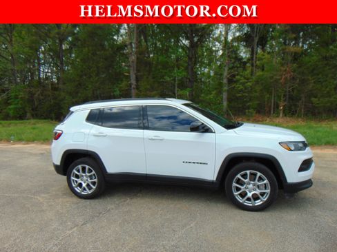 Certified 2023 Jeep Compass Latitude image 10