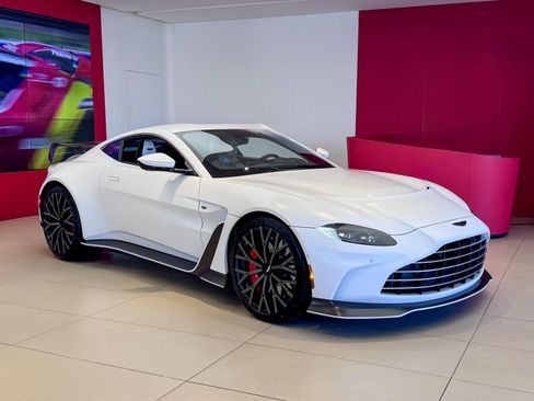 Used 2023 Aston Martin V12 Vantage image 1