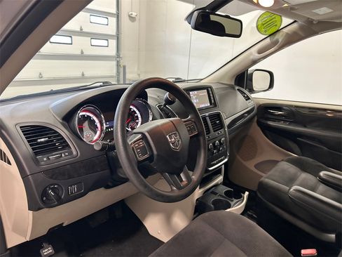 Certified 2018 Dodge Grand Caravan SE w/ UConnect Hands-Free Group image 16