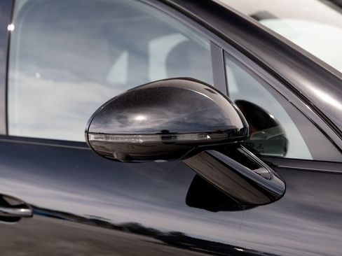 Used 2021 Porsche Macan Turbo image 12