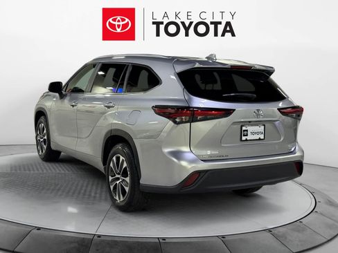 Used 2024 Toyota Highlander XLE image 4