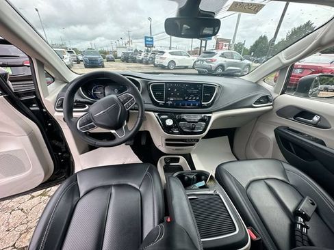 Used 2023 Chrysler Pacifica Touring-L FWD image 22