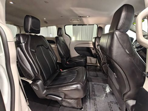 Used 2024 Chrysler Pacifica Touring-L FWD image 21