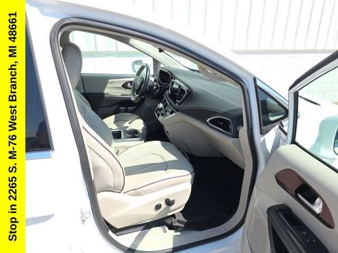 Used 2020 Chrysler Pacifica Limited FWD image 46