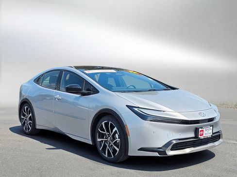 Used 2023 Toyota Prius Prime Premium FWD image 7