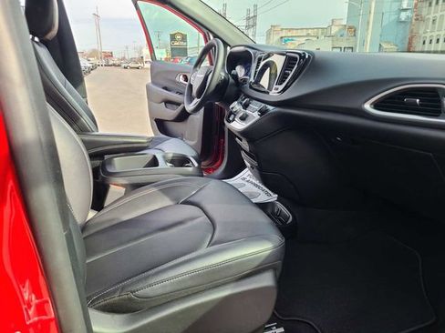 Used 2025 Chrysler Pacifica Select image 18