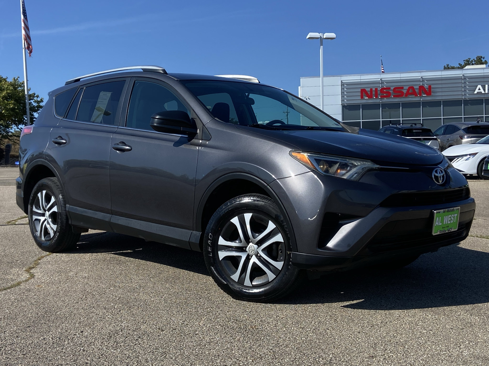 Used 2016 Toyota RAV4 LE FWD image 1