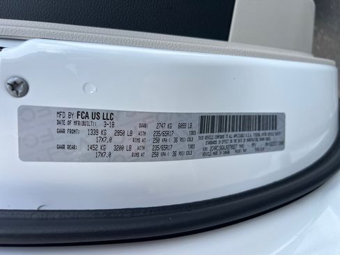 Used 2018 Chrysler Pacifica Touring-L FWD image 38