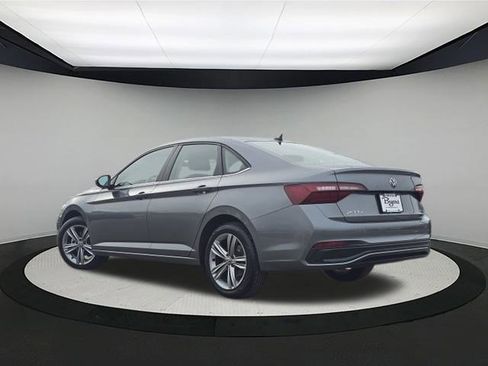 Used 2024 Volkswagen Jetta SE image 5