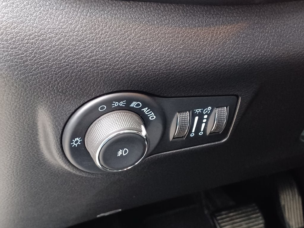 Used 2025 Jeep Compass Limited w/ Sun & Sound Group AWD/4WD image 10