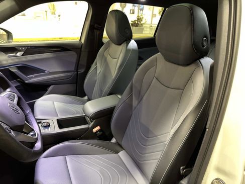 Certified 2025 Volkswagen Tiguan SE R-Line image 22