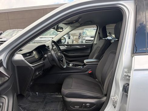 Used 2022 Jeep Grand Cherokee L Laredo w/ Luxury Tech Group I AWD/4WD image 8