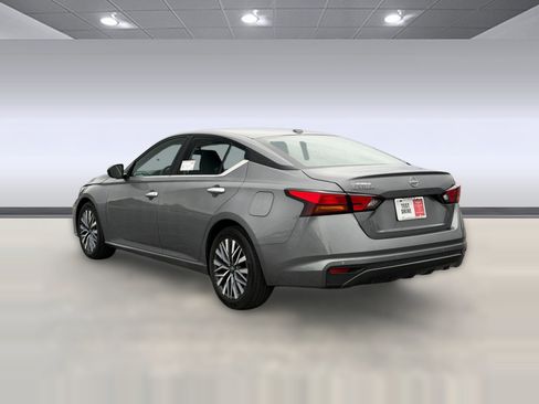 Used 2025 Nissan Altima 2.5 SV FWD image 3