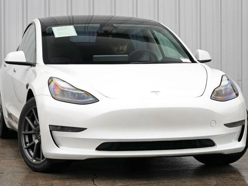 Used 2023 Tesla Model 3 Standard Range image 4