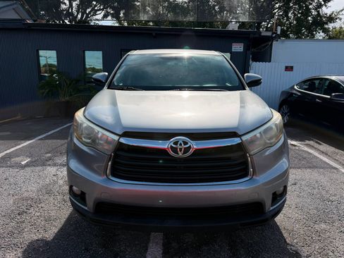 Used 2015 Toyota Highlander Plus FWD image 2