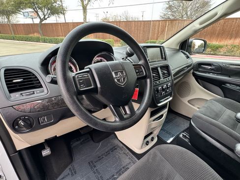 Used 2018 Dodge Grand Caravan SE w/ UConnect Hands-Free Group image 22