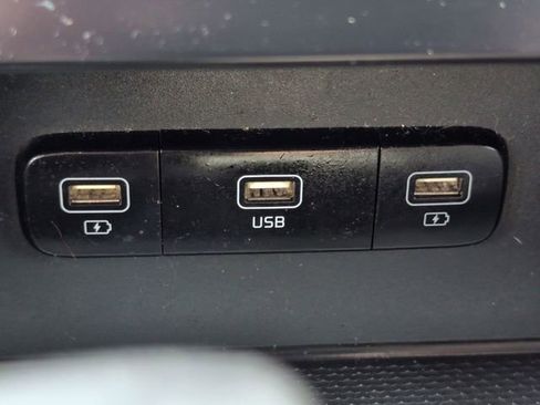 Used 2022 Kia Carnival LX image 24