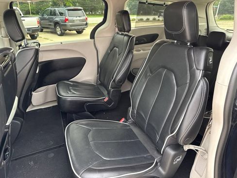 Used 2022 Chrysler Pacifica Limited w/ Uconnect Theater Family Group FWD image 14