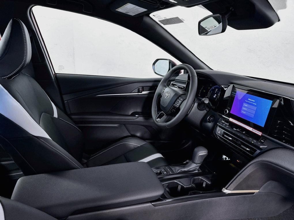 Used 2026 Toyota Camry SE FWD image 32