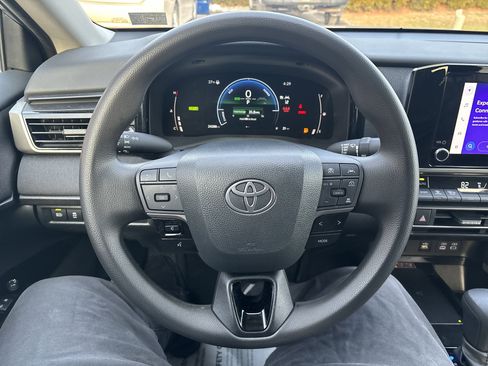 Used 2025 Toyota Camry LE image 18