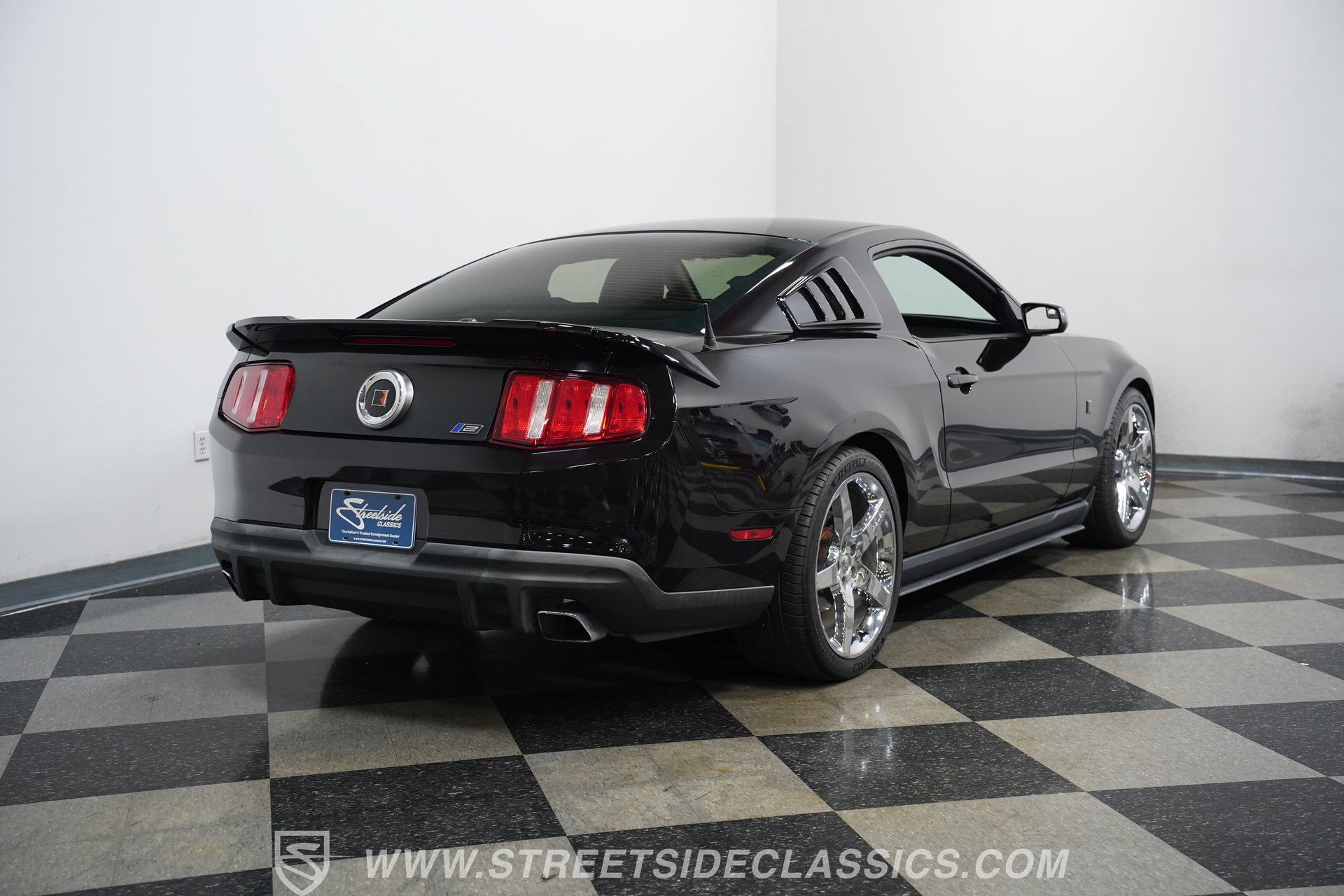 Used 2012 Ford Mustang GT Premium w/ HID Headlamps & Security Pkg RWD image 12