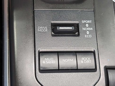 Used 2021 Toyota Highlander XLE AWD/4WD image 28