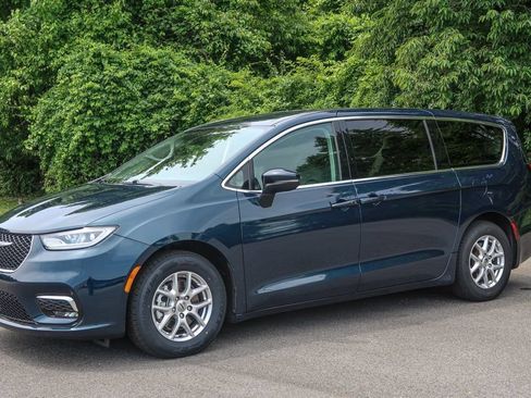 Used 2023 Chrysler Pacifica Touring-L FWD image 1