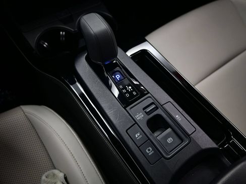 Used 2025 Toyota Prius XLE AWD/4WD image 22