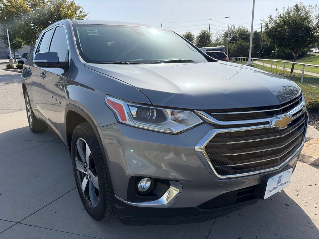 Used 2021 Chevrolet Traverse LT w/ LT Premium Package AWD/4WD image 2