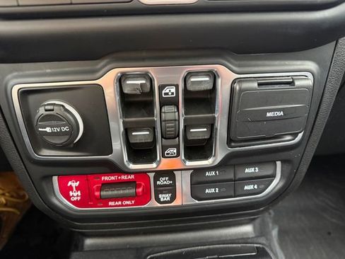 Used 2023 Jeep Gladiator Rubicon w/ Cold Weather Group image 9