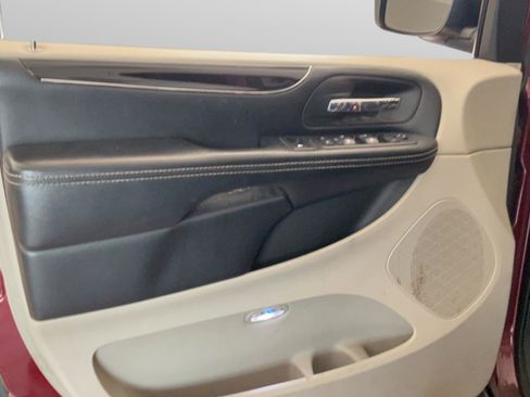 Used 2019 Dodge Grand Caravan SXT FWD image 17