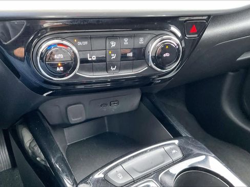 Certified 2025 Chevrolet Trax LT image 32