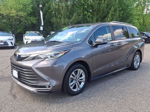 Used 2024 Toyota Sienna Platinum AWD/4WD image 3