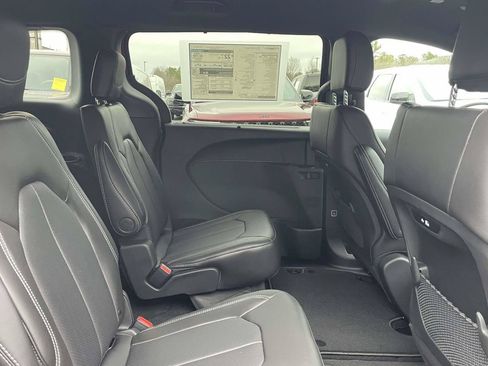 New 2026 Chrysler Pacifica Select FWD image 19