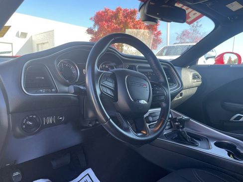 Used 2022 Dodge Challenger SXT image 10
