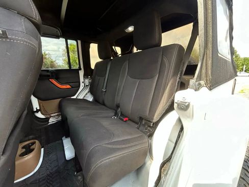 Used 2017 Jeep Wrangler Unlimited Sahara AWD/4WD image 27